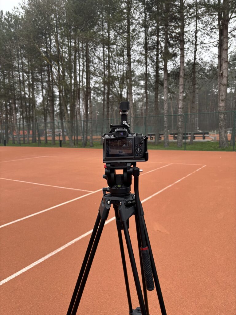 Filmen op tennisplein, creatief proces.